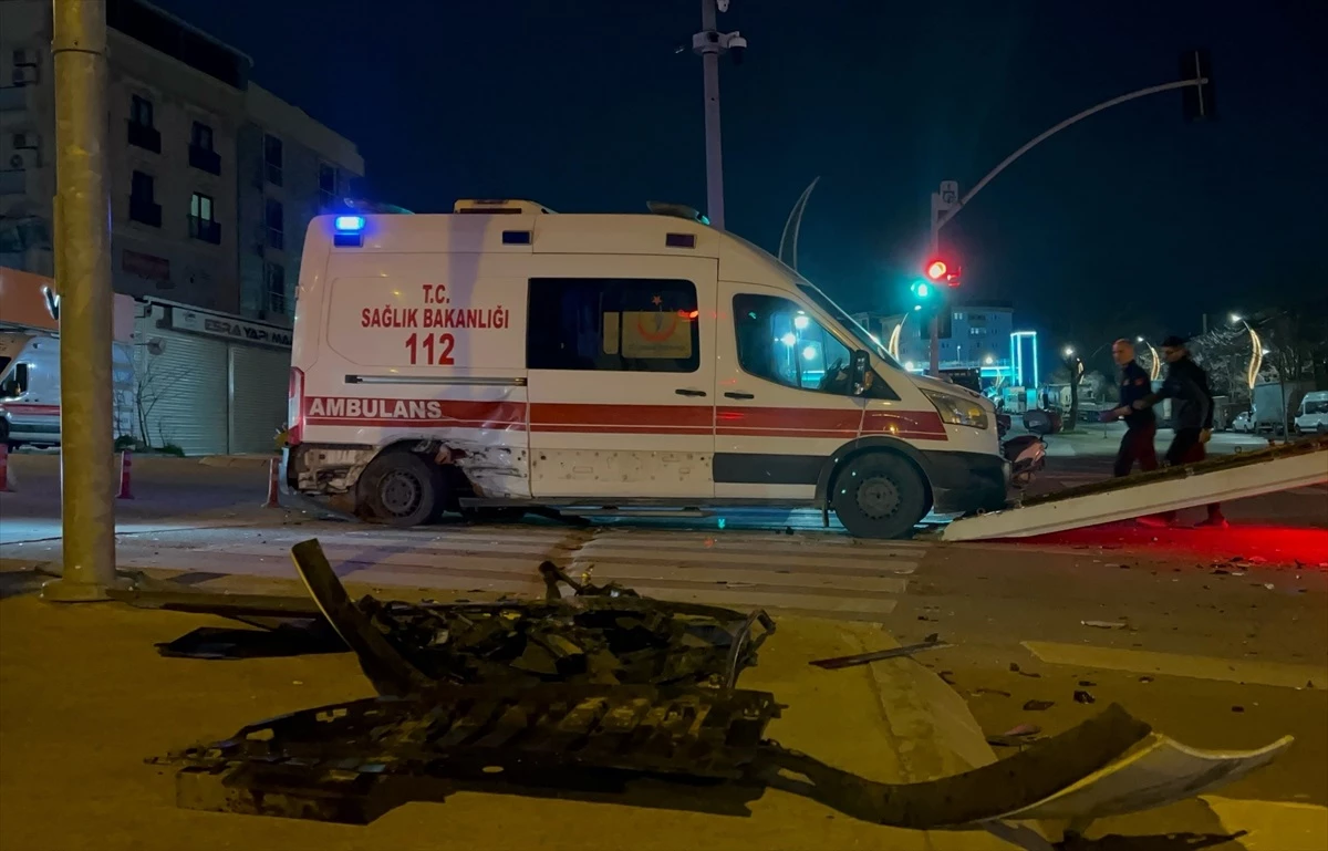 Gebze’de Ambulansla Otomobil Çarpıştı: 4 Yaralı